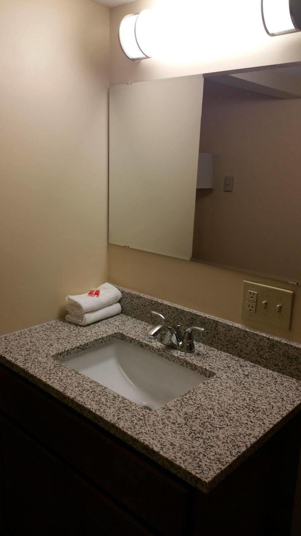 Dartmouth Motor Inn Екстериор снимка