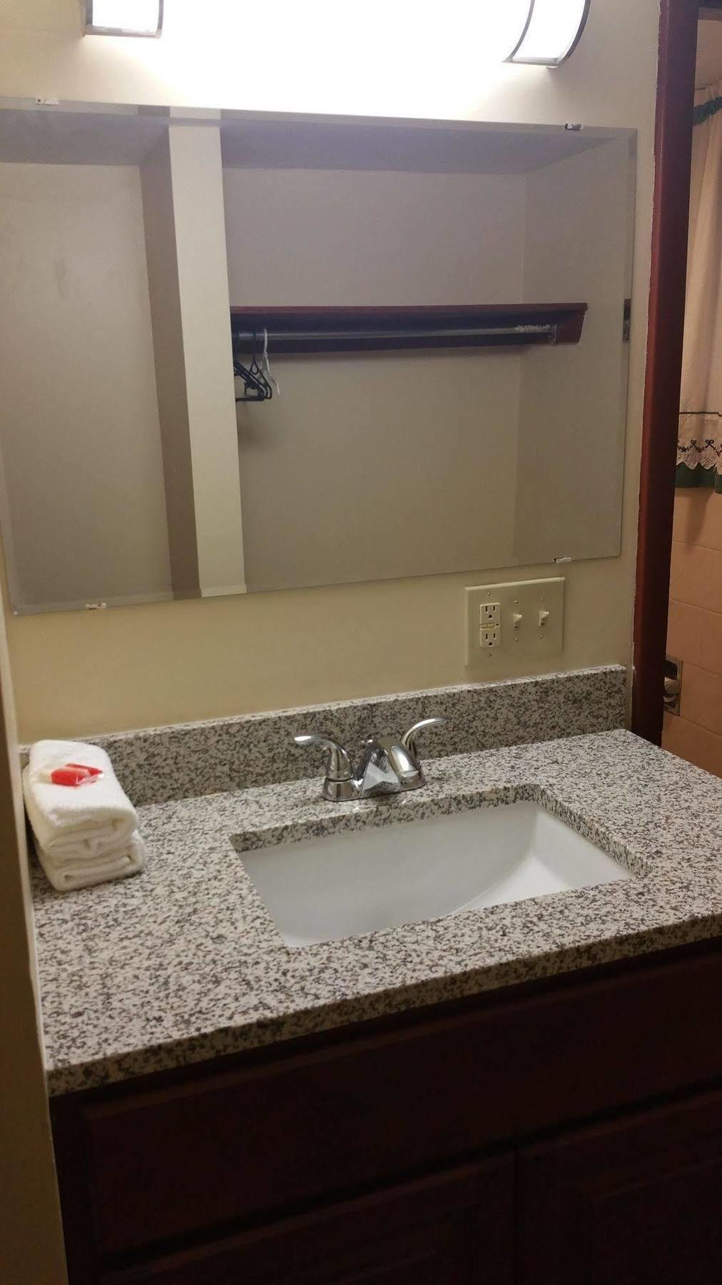 Dartmouth Motor Inn Екстериор снимка
